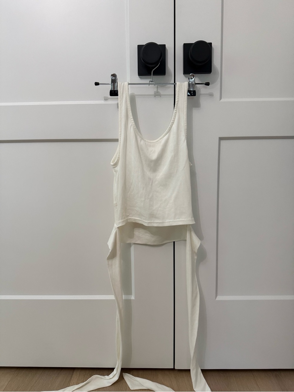Ivory Ribbed wrap Tie-Back Tank - Picture 3 of 5